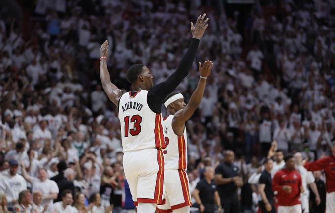 Bam Adebayo in Jimmy Butler proslavljata zelo pomembno zmago Miamija, s katero so si Heat zagotovili kar štiri zaključne žogice za preboj v veliki finale. | Foto: Reuters