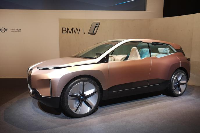 BMW | Skupina BMW Group je lani prodala rekordnih 2,49 milijona novih avtomobilov in z njimi zaslužila 7,2 milijarde evrov. Koncept BMW iNext napoveduje povsem nove elektrificirane in avtonomne avtomobilske čase, ki pa zahtevajo veliko razvojnega denarja, tako da se bodo dobički zmanjšali že letos. | Foto Gregor Pavšič