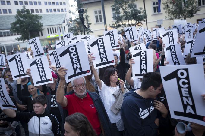 Protestniki so vladi – z napisi na plakatih – podelili oceno "nezadostno". | Foto: Bojan Puhek