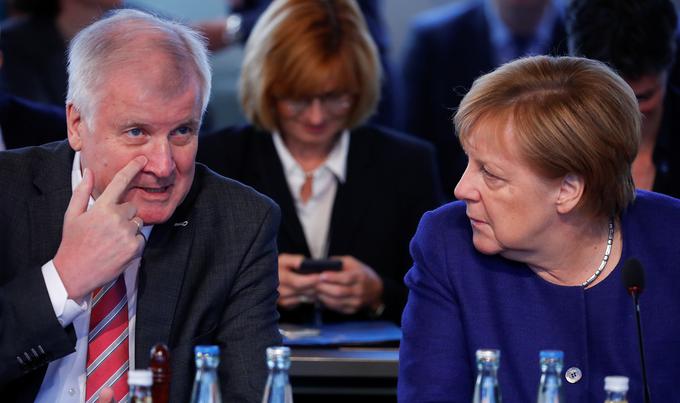 Nemški minister za notranje zadeve Horst Seehofer (levo) je bil do pred kratkim tudi predsednik Krščanskosocialne unije (CSU). Znan je po svojem ideološkem nasprotovanju nemški kanclerki Angeli Merkel (desno), v prvi vrsti zavzema izrazito protimigrantsko stališče in je velik kritik migrantske politike Merklove.  | Foto: Reuters