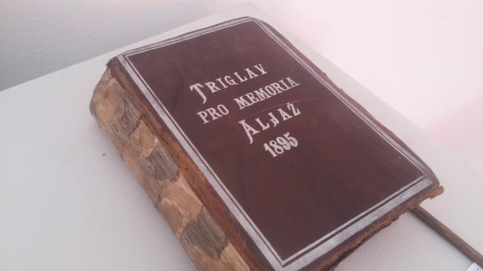 Na razstavi Aljažev stolp - ohranimo naš simbol je tudi kopija originalne vpisne knjige. To je leta 1895 na vrh Triglava prinesel dovški župnik Jakob Aljaž, ki je 16 kvadratnih metrov odkupil za simbolični znesek. | Foto: Siol.net/ A. P. K.