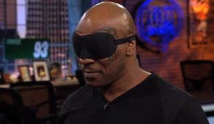 Video: Mike Tyson obvlada pikado tudi z zavezanimi očmi