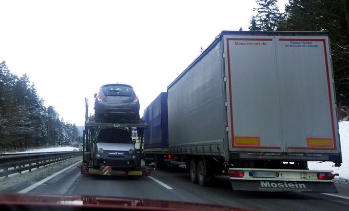 Primorska in štajerska avtocesta sta polni tovornjakov, prometno problematiko zaokrožujejo tudi vožnja po levem prometnem pasu, premajhna varnostna razdalja, telefoniranje med vožnjo ... | Foto: Gregor Pavšič