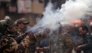 Več mrtvih v obstreljevanju v Kašmirju
