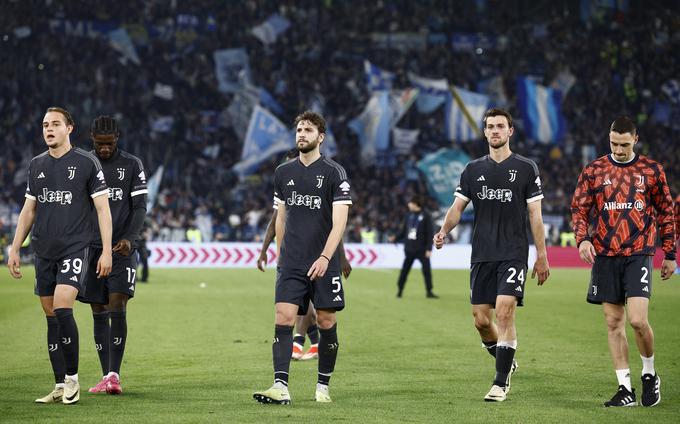 Manuel Locatelli in soigralci iz vrst Juventusa so bili po porazu proti Laziu vidno skrušeni. | Foto: Reuters