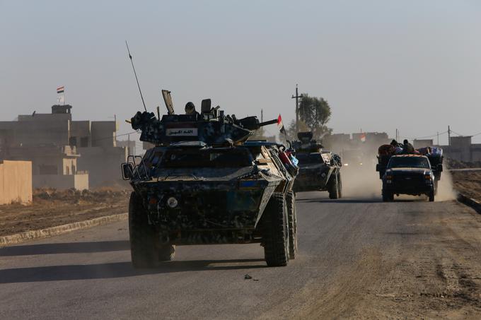 Iraške sile (na fotografiji) že oblegajo Mosul, a vprašanje je, kdaj jim bo uspelo zasesti milijonsko mesto.  | Foto: Reuters