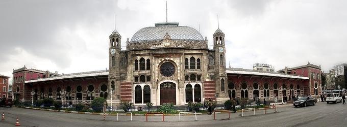 Postajo je leta 1890 naredil Prus August Jachmund, ki je študiral otomansko arhtiekturo in velja za enega najslavnejših primerov evropskega orientalizma, ki je bil zgled številnim arhitektom. Leži v evropskem delu Istanbula. Na postaji se je nekoč ustavljal tudi znameniti vlak Orient Expres (Paris–Istanbul). | Foto: Thomas Hilmes/Wikimedia Commons