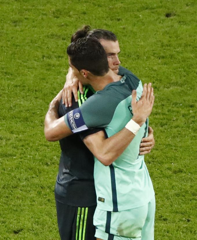 Cristiano Ronaldo je po zmagi potolažil Garetha Bala, ki se poslavlja od Eura. Konec maja sta skupaj postala evropska klubska prvaka. | Foto: 