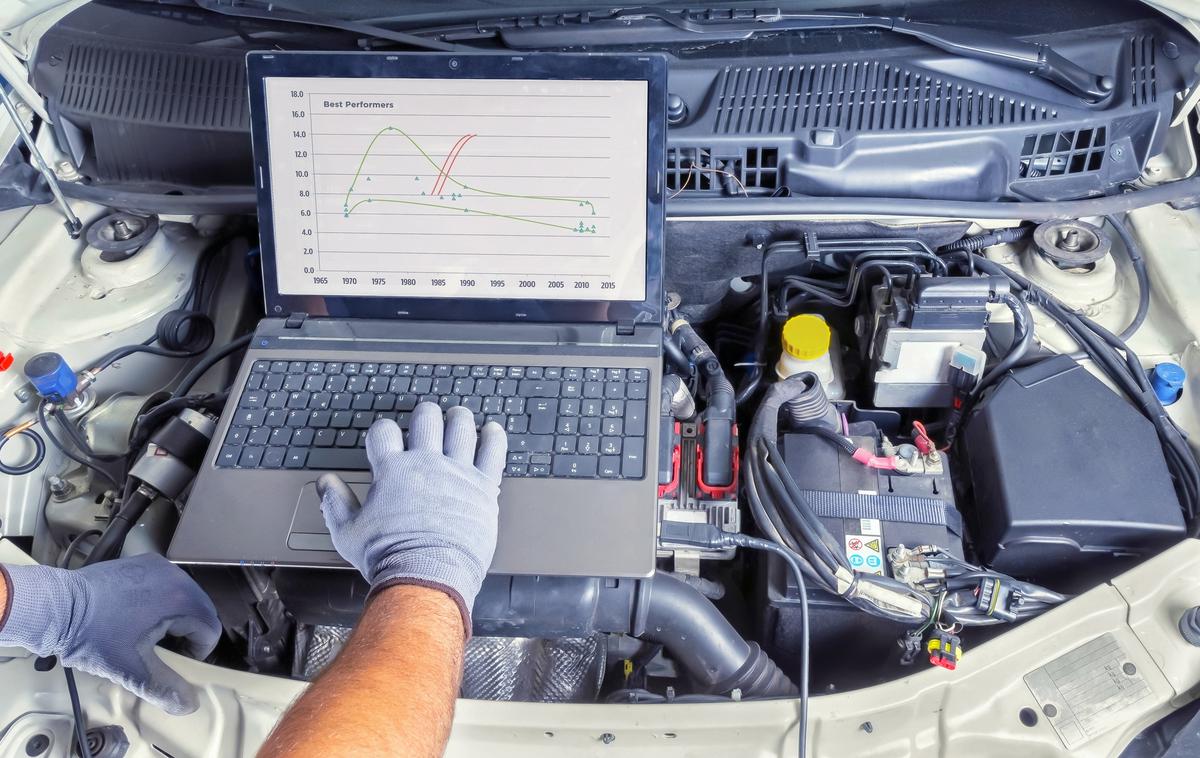 Mehanik, servis | Avtomobilski proizvajalci predpisujejo vse več menjav namesto popravil nadomestnih delov. | Foto Thinkstock