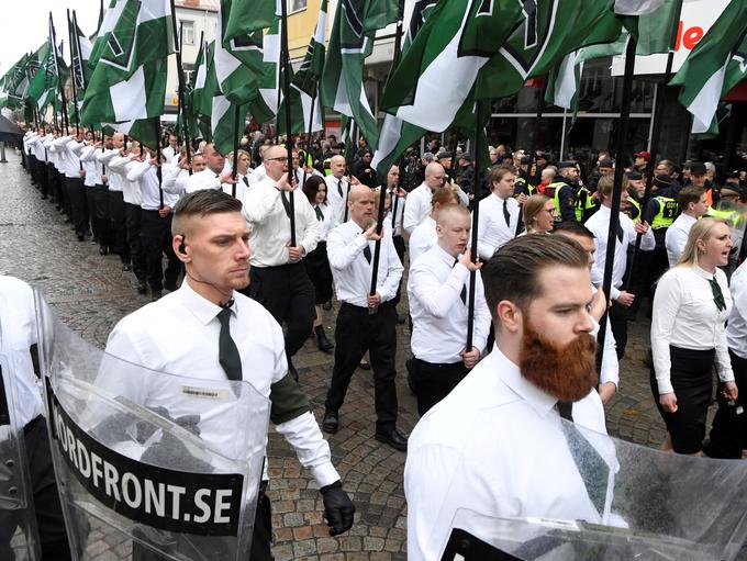 Pripadniki neonacistične skupine Nordijsko gibanje odpora na pohodu 1. maja v mestu Ludvika na Švedskem. Njihova ideologija je domala enaka ideologiji identitarcev. | Foto: Reuters