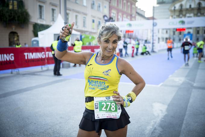 Italijanska tekačica iz pokrajine Terni ni skrivala navdušenja nad lepoto Ljubljane in navijači, ki so ob progi pozdravljali vse tekače: "Ste kot kakšen majhen New York". | Foto: Ana Kovač