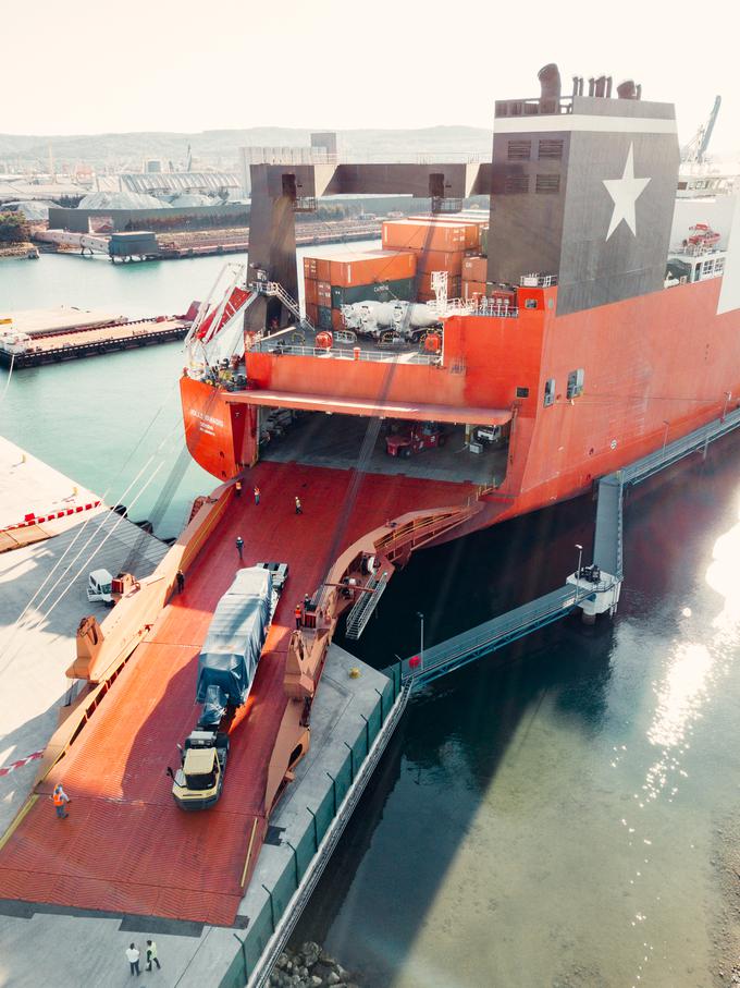 Luka Koper je pri nalaganju tovora na tako imenovano RORO ladjo sodelovala z družbo Comark, projekta logistika in transport.
 | Foto: Comark