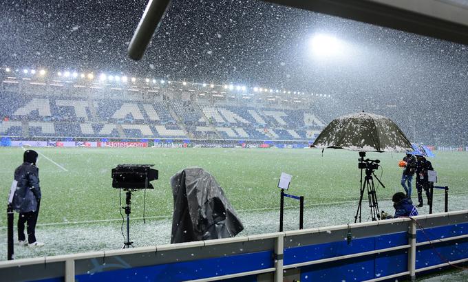 Razmere v Bergamu v sredo zvečer niso bile primerne za igranje nogometa. | Foto: Reuters