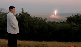 Pjongjang poskusno izstrelil dve raketi