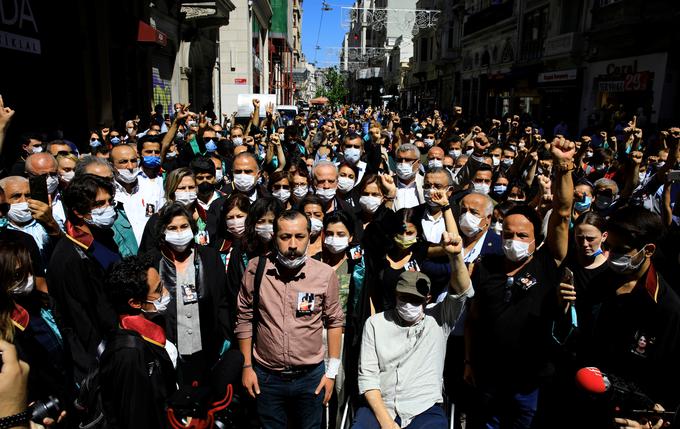 Na ulice Istanbula so danes stopili njeni kolegi odvetniki. | Foto: Reuters