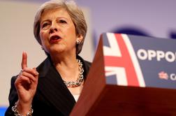 Nov poraz v britanskem parlamentu glede brexita oslabil položaj premierke