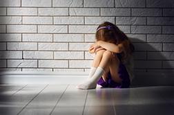 Grozljivo ravnanje v zasebnem zavodu: otroke prisilno zavijali v rjuhe