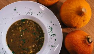 Pripravite okusno ješprenjevo juho z bučnim oljem #video