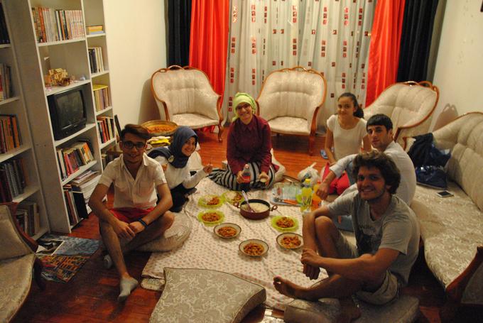 Po besedah domačinov v turškem mestu Çorum turisti nimajo kaj počet, a Urban Mislej pravi, da prek Couchsurfinga  - globalne izmenjave gostoljubja, predvsem v obliki prenočišča na domovih - spoznaš veliko novih ljudi in poskusiš dobro hrano. | Foto: Arhiv Urban Mislej