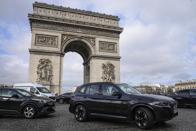Pariz, promet | Pariška županja, socialistka Anne Hidalgo, je decembra ukrep utemeljila z besedami: "Večji kot so, bolj onesnažujejo."  Opozarja, da t. i. suvi porabijo tudi ogromno prostora. Od leta 1990 se je teža povprečnega avtomobila povečala za 250 kilogramov. Številni ukrepu nasprotujejo.  | Foto Guliverimage