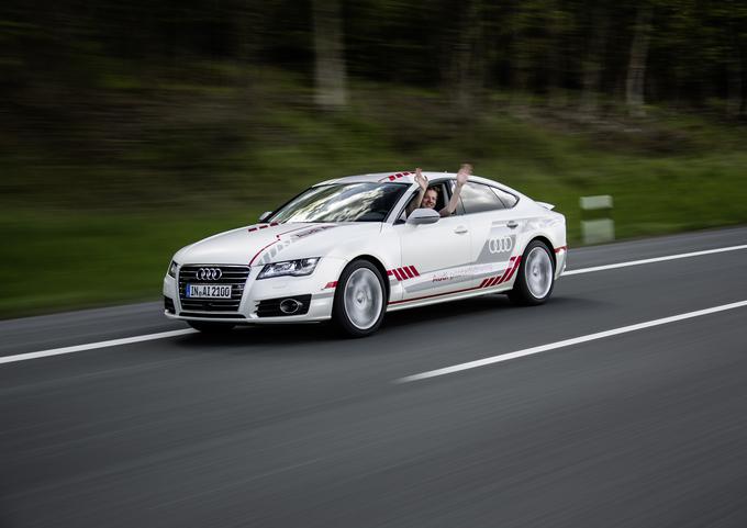 Primerno je tudi vprašanje, kaj se bo pri samovozečih audijih in preostalih pametnih avtomobilih drugih znamk dogajalo s potovalnimi hitrostmi. Bo stroka glede na obljube prihodnosti brez smrtnih žrtev z garancijo odgovornosti lahko avtopilotom dovolila zvišanje hitrostnih omejitev?  | Foto: Audi