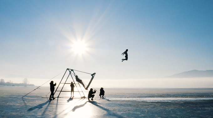 Januarja letos so na Cerkniško jezero postavili rusko gugalnico, v led naredili veliko luknjo in se z gugalnice pognali vanjo. | Foto: Dunking Devils