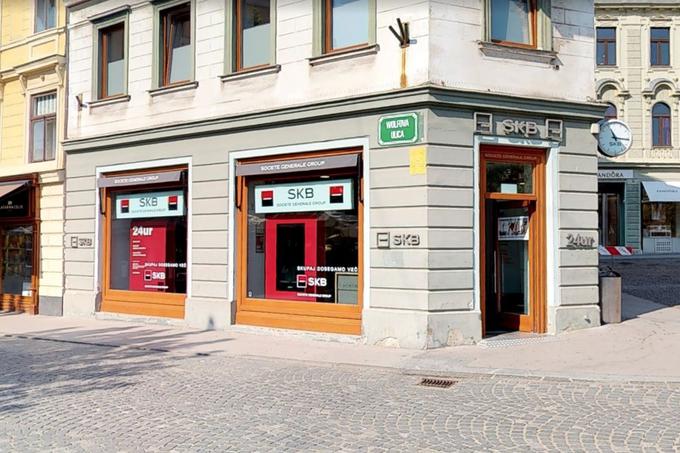 Želite uporabiti bankomat v zaprtem prostoru, kot je tale v središču Ljubljane? Če so vrata zaklenjena, jih boste najpogosteje odprli s potegom plačilne kartice, nikoli pa z vnosom kode PIN. Če naletite na številčnico in napis, ki od vas zahteva prav to, tega bankomata nikar ne uporabite, temveč o najdbi obvestite banko, ki upravlja bankomat.  | Foto: Google Street View