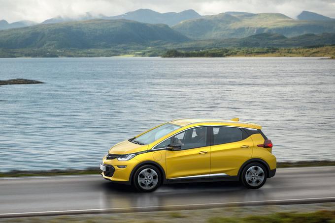 Ampera-e je Oplov nov električni avtomobil, ki naj bi v teoriji (v skladu s preizkusnim ciklom NEDC)  z enim polnjenjem baterije zmogel premagati več kot 500 kilometrov. Realni doseg v odprtem prometu pa je okoli 380 kilometrov, kar je še vedno zelo dober rezultat, ki bo prepričal marsikaterega voznika. Datuma začetka prodaje za Slovenijo uvoznik še nima.  | Foto: Opel