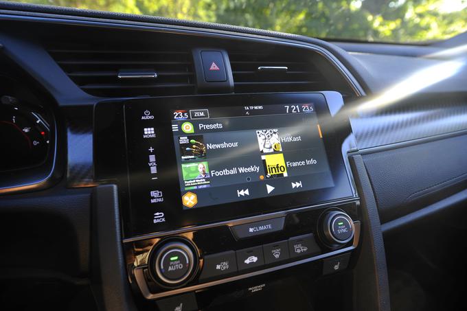 Informacijski sistem Honda connect: sedempalčni zaslon na dotik, sprejemnik AM/FM/DAB, internet radio, povezljivost Aha app, internet brskalnik, navigacija Garmin, Bluetooth za prostoročno telefoniranje (HFT), Apple CarPlay in Android Auto, USB vhod (2x)/vhod HDMI, osem zvočnikov | Foto: Jure Gregorčič