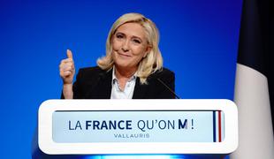 Marine Le Pen zaradi te fotografije uničila že natisnjeno predvolilno brošuro