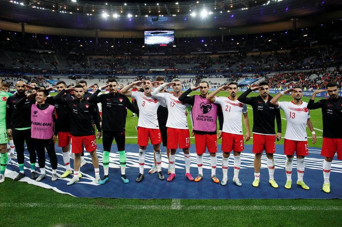Turški nogometaši so salutirali tudi na srečanju v Parizu. | Foto: Reuters