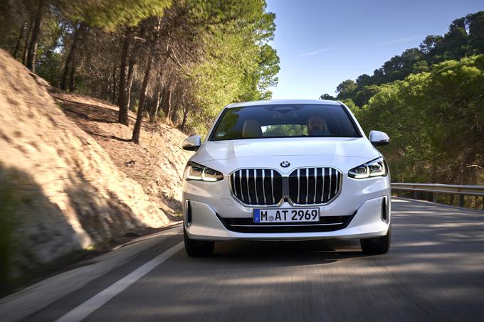 V Španiji smo vozili novo generacijo BMW-jevega družinskega enoprostorca, ki je z večjimi "ledvičkami" in drugačnimi lučmi vsekakor eden bolj opaznih družinskih avtov na cestah.
 | Foto: BMW