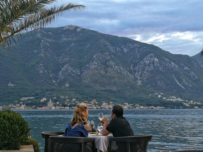 S terase restavracije Forza Mare se razlega izjemen pogled na Boko Kotorsko. | Foto: Nina Vogrin