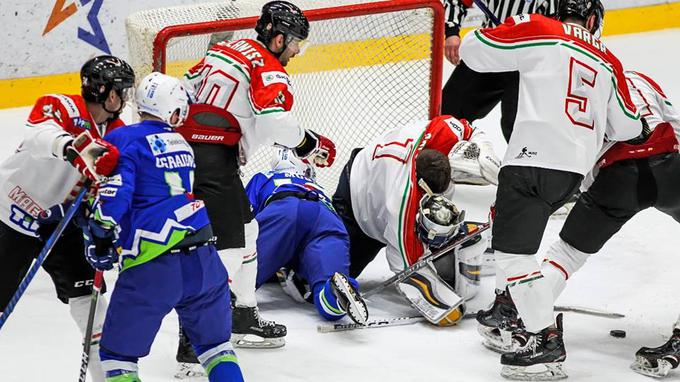 Gostitelji Madžari, s katerimi se bodo v sredo udarili Slovenci, so na prvi tekmi z 0:3 izgubili s Kazahstanom. | Foto: HZS/Drago Cvetanovič