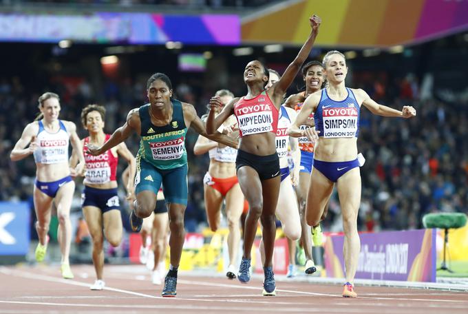 Takole je Južnoafričanka v zadnjih metrih prišla do brona. Zmagala je Kenijka Faith Kipyegon. | Foto: Reuters