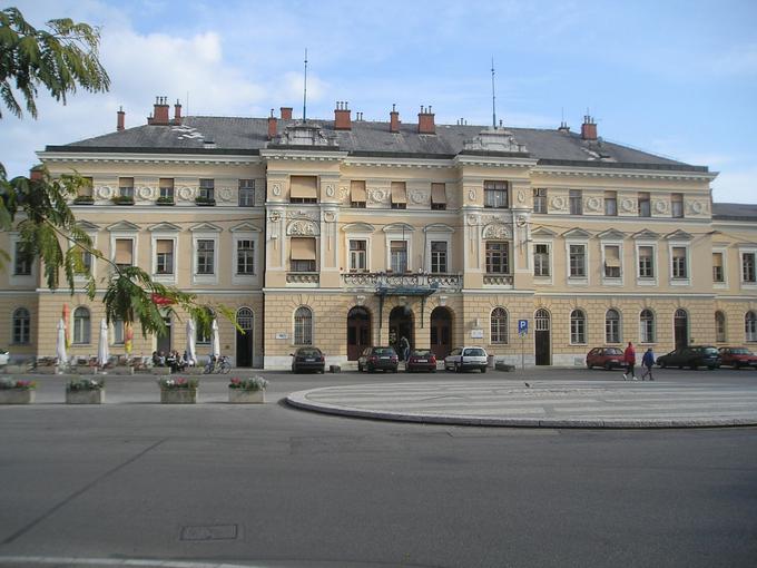 Glede na to, da je Nova Gorica najmlajše mesto v Sloveniji, je "mlada" tudi najstarejša stavba v novogoriškem mestnem kompleksu, in sicer železniška postaja, ki je bila zgrajena leta 1906, istega leta kot bohinjska železniška proga. | Foto: Wikipedia