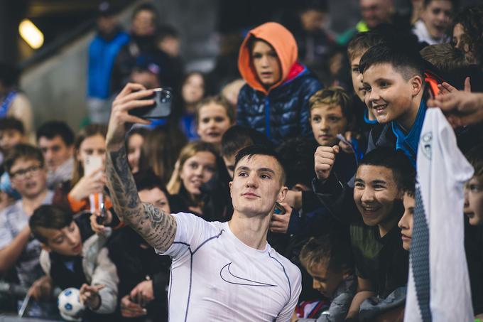 Najmlajši slovenski navijači obožujejo Benjamina Šeška. | Foto: Grega Valančič/Sportida