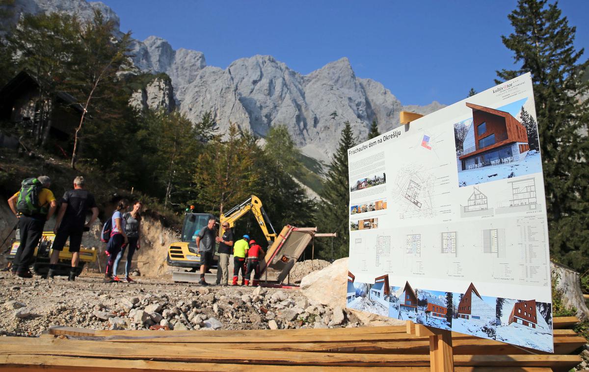 Okrešelj | Na pogorišču Frischaufovega doma na Okrešlju so danes postavili temeljni kamen za nadomestni dom.  | Foto Andraž Purg