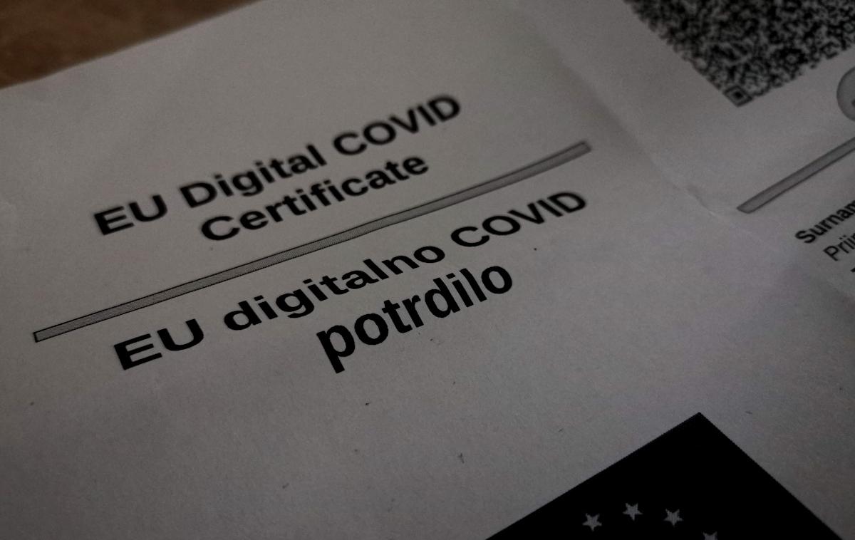 Digitalno potrdilo, PCT | Vlada je julija lani sprejela sklep o ukinitvi seznama držav glede na epidemiološko sliko in izenačitvi pogojev za vstop v Slovenijo, za vstop v državo pa uvedla pogoj PCT. | Foto Matic Tomšič