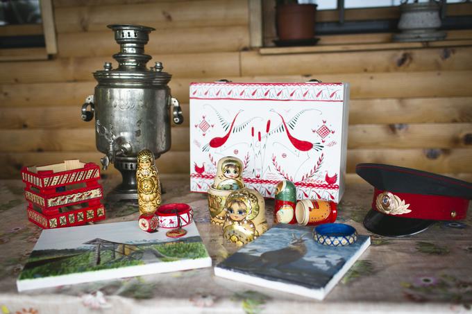 Hišo krasi veliko Julijinih izdelkov in tudi nekaj ruskih predmetov. | Foto: Bojan Puhek