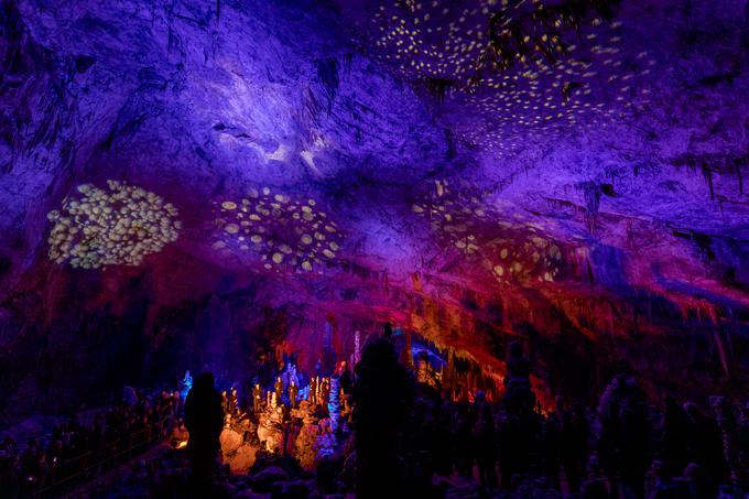 Jama je bila ob zgodovinskem spektaklu še čarobno osvetljena. | Foto: Postojnska jama, d.d., arhiv