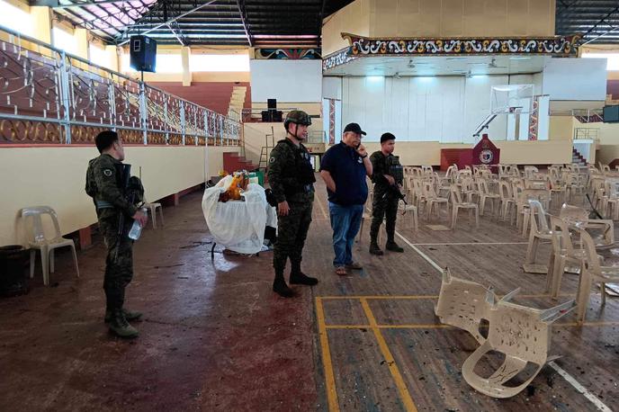 Filipini eksplozija | Kasneje je odgovornost za napad prevzela skrajna skupina Islamska država (IS). "Vojaki kalifata so sprožili ekplozivno napravo na velikem srečanju kristjanov ... v mestu Marawi," so po poročanju francoske tiskovne agencije AFP zapisali na družbenem omrežju Telegram. | Foto Reuters