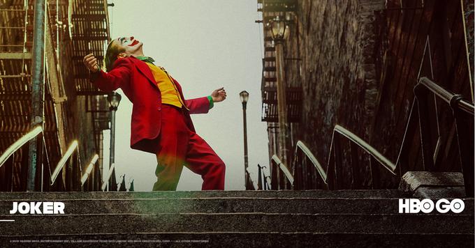 Nepozabni Joaquin Phoenix v mračni značajski in družbeni študiji Todda Phillipsa o izvoru najslovitejšega stripovskega zlikovca – Jokerja. Film je prejel zlatega beneškega leva in dva oskarja – za najboljšega glavnega igralca in najboljšo izvirno filmsko glasbo. • Premiera: v nedeljo, 15. 11., ob 20. uri na HBO.* │ Film bo še isti dan na voljo tudi na HBO OD/GO. | Foto: 