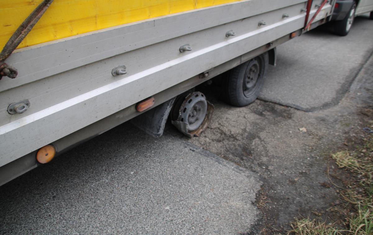 tovorno vozilo brez pnevmatike |  Voznik napake na vozilu ni opazil in je brez pnevmatike vozil dlje časa, tako da se je platišče popolnoma deformiralo. | Foto Policija