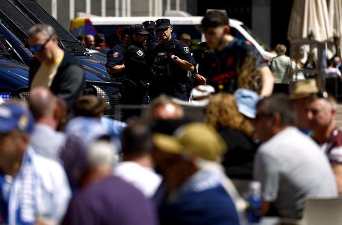 V Madridu pred današnjim srečanjem lige prvakov na ulicah ne manjka pripadnikov policije. | Foto: Reuters