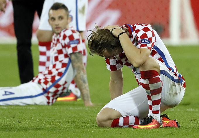 Razočaranje v hrvaških vrstah po porazu proti Portugalski, ki je bila večji del srečanja v podrejenem položaju in prežala na napako tekmeca. | Foto: Reuters