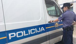 Zagreb: najstnik, oborožen z mačeto, vdrl v gimnazijo