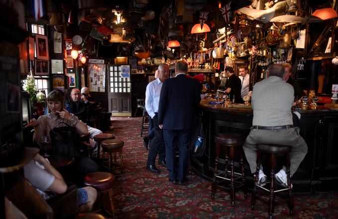 pub bar anglija london | Foto: Reuters