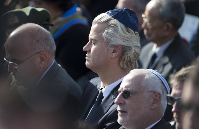 Wilders je tudi proizraelsko usmerjen. Po srednji šoli je želel odpotovati v Avstralijo, a je imel premalo denarja za pot tja, zato je odšel v zemljepisno precej bližji Izrael. Tam je bil eno leto prostovoljec v neki izraelski naselbini na zasedenem Zahodnem bregu. Po enem letu dela v Izraelu oziroma Zahodnem bregu je odšel v sosednje arabske države, kjer ga je presenetilo pomanjkanje demokracije. V času bivanja med Izraelci se je navdušil nad judovsko državo in njenim bojem proti terorizmu. Na fotografiji iz leta 2014 ga vidimo na pogrebu nekdanjega izraelskega premierja Ariela Šarona. | Foto: Guliverimage