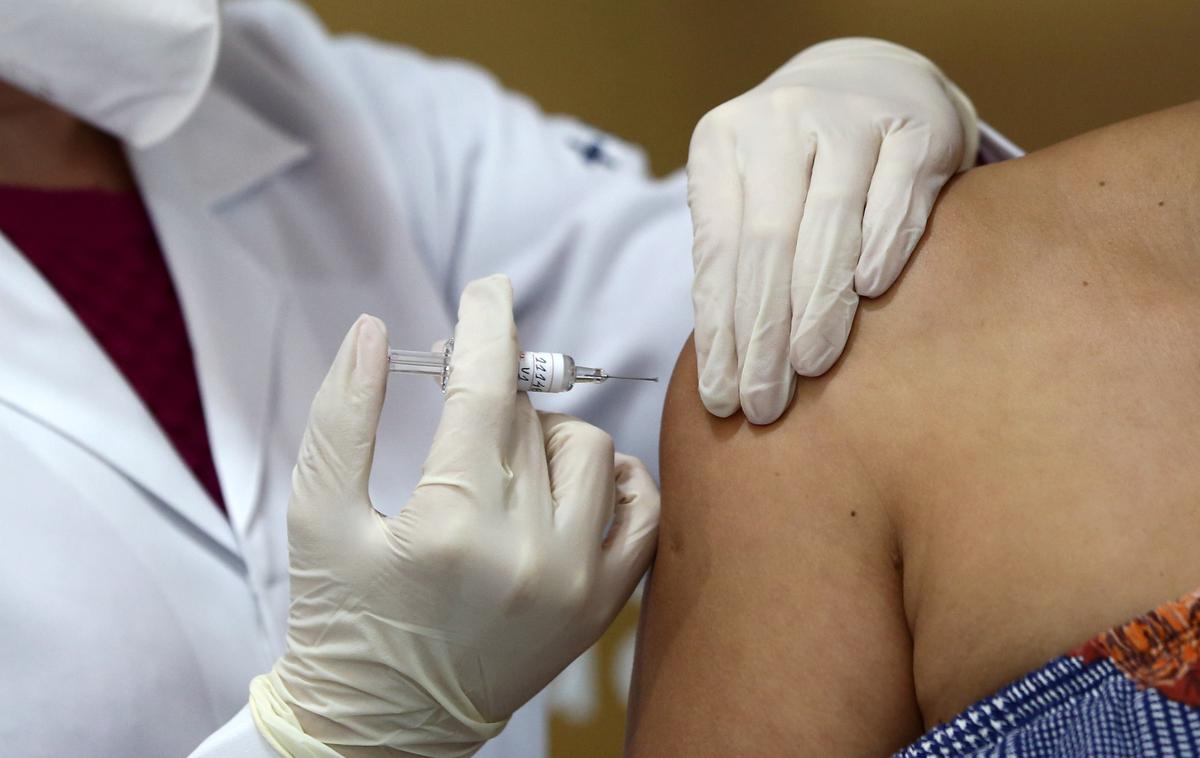 Cepivo covid-19 | Iz farmacevtskega podjetja AstraZeneca so sporočili, da bi bilo cepivo proti covid-19 kljub prekinitvi testiranja vseeno lahko na voljo do konca leta. | Foto Reuters